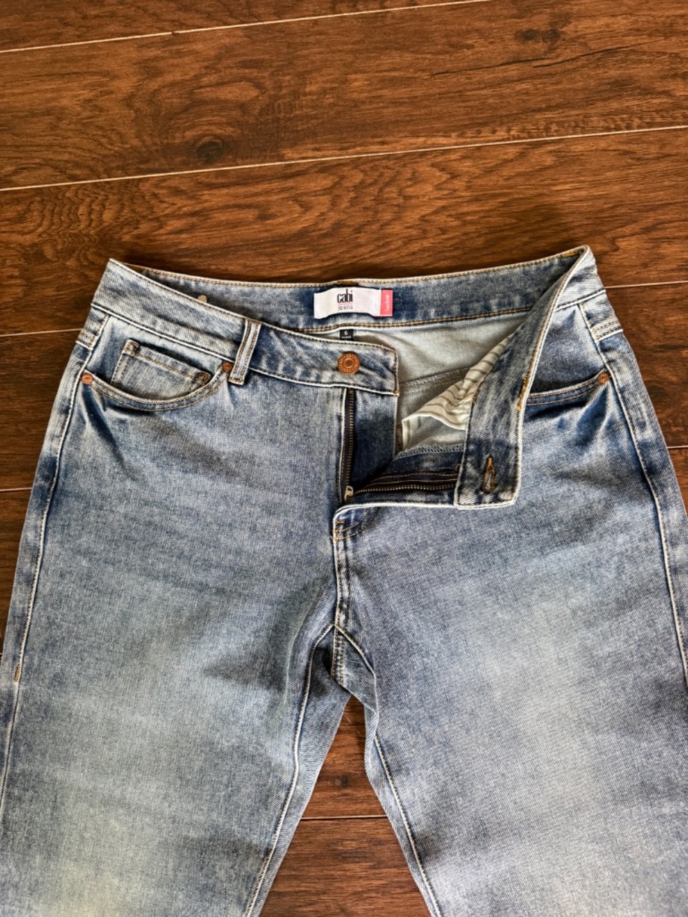 CAbi Harlow Jeans Style #1207 Frost Wash Size 6 Boyfriend Straight Mid Rise EUC - Picture 3 of 9